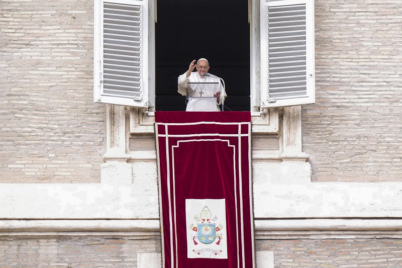 MOLITVA ZA ŽRTVE BRODOLOMA U ITALIJI: Papa Franja se moli za svakog nastradalog, preživelog i nestalog migranta (FOTO)