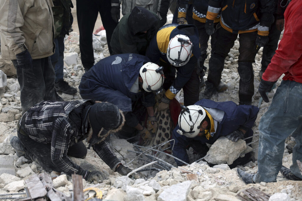 SPASAVANJE TRAJALO 20 SATI: Iz ruševina u Turskoj izvučene majka i šestogodišnja ćerka