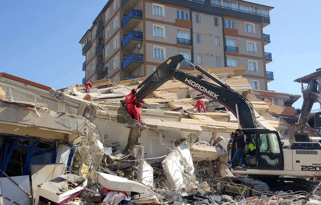 UŽASNE POSLEDICE RAZORNOG ZEMLJOTRESA: Urušila se zgrada u Turskoj!
