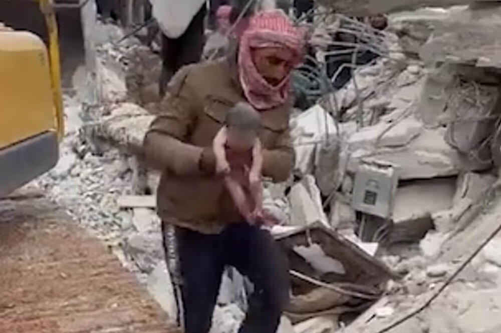 ŽENA SE PORODILA ZAKOPANA U RUŠEVINAMA: Snimljen fascinantan prizor u Siriji, ovo malo čudo je od rođenja svetski heroj! (FOTO)