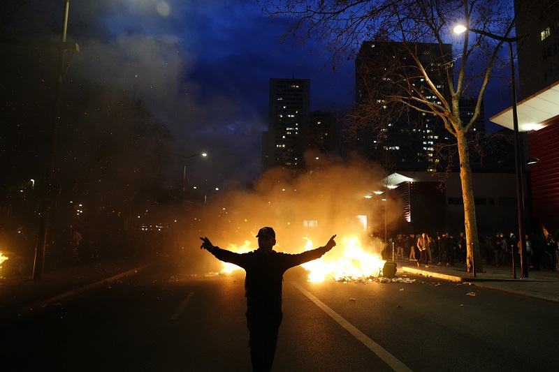 DIM, SMRAD I TENZIJE NA ULICAMA FRANCUSKE! Na protestima protiv reforme penzionog sistema zapaljeno smeće (FOTO)
