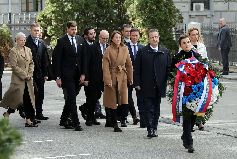 Ana Brnabić i članovi Vlade položili venac na mestu ubistva Đinđića (FOTO)