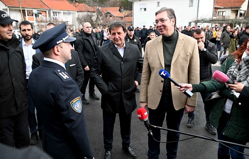 Gašić sa Vučićem obišao novo vatrogasno odeljenje u Trgovištu