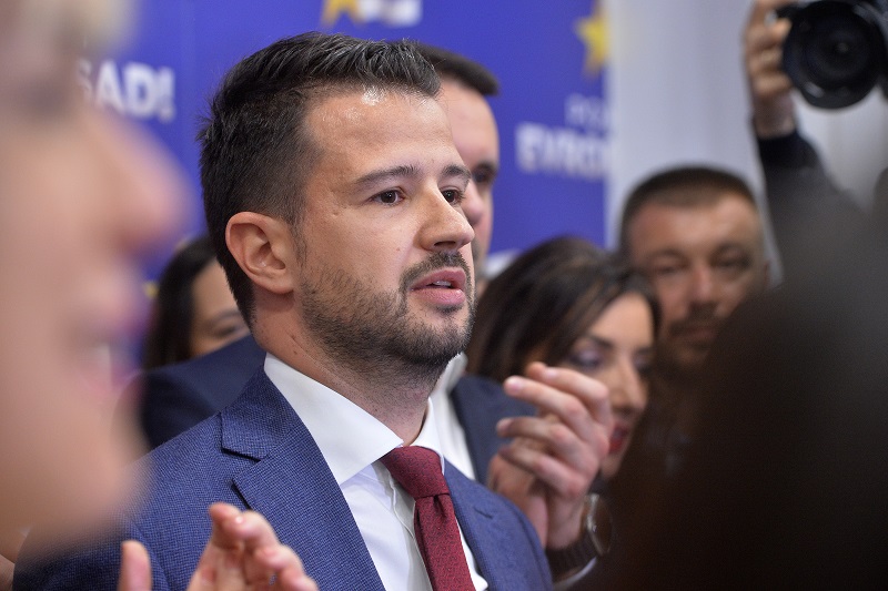 PET DANA PREDSEDNIK A VEĆ NOŽ U LEĐA: Saborci Milatovića traže da podnese ostavku na mesto predsednika!