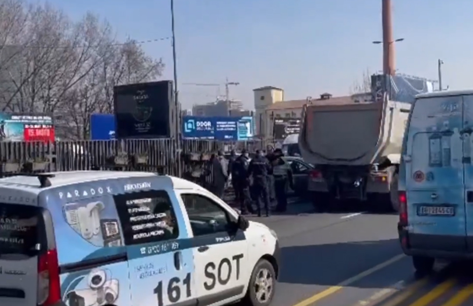 TEŠKA SAOBRAĆAJNA NESREĆA KOD SAJMA: Auto probio ogradu pa naleteo na kamion u kontra smeru-više povređenih (FOTO/VIDEO)