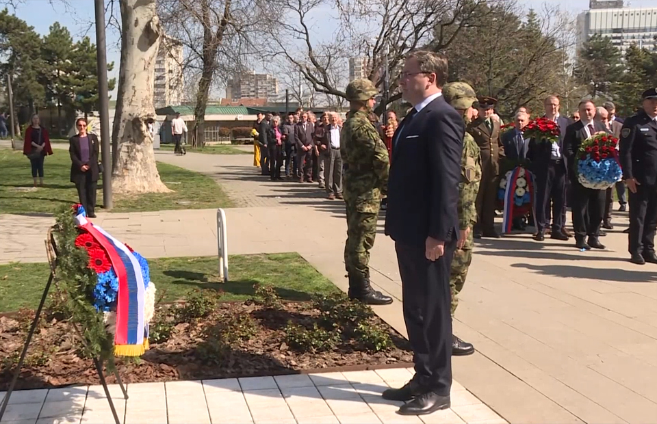 GODIŠNJICA BOMBARDOVANJA SRJ: Ministar Selaković položio venac kod spomenika deci stradaloj u NATO agresiji