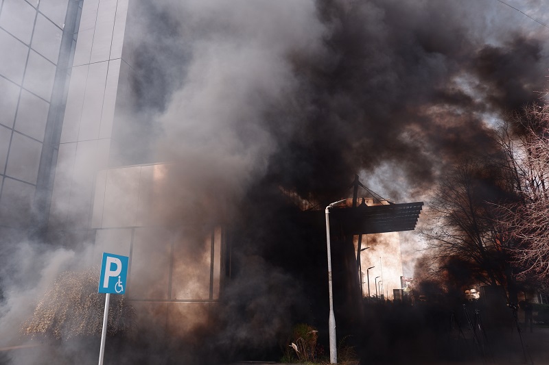 HAOS U PRIŠTINI: Na protestu protiv Kurtija i ZSO bačene dimne bombe ispred zgrade Vlade Kosova ( FOTO/VIDEO)