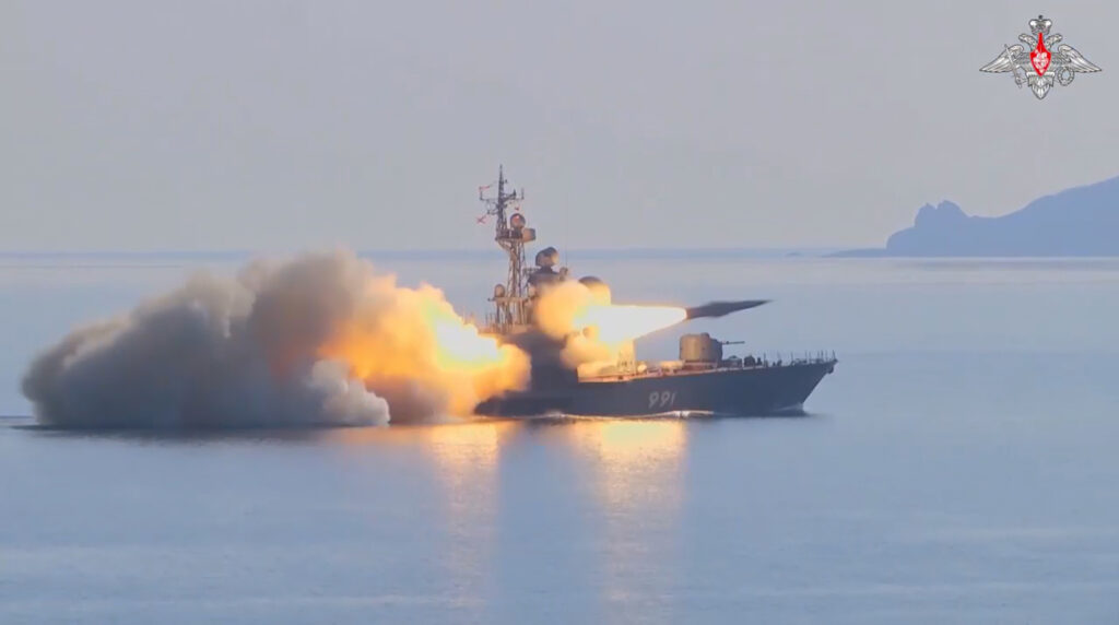 Ukrajinski pomorski dronovi napali ruski ratni brod u Crnom moru