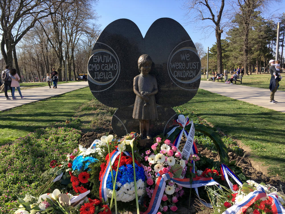 MOSKVA I MINSK SE POKLONILI MILICI RAKIĆ: Ambasadori Belorusije i Rusije kod spomenika mališanima nasilno nastradalim u agresiji 1999!