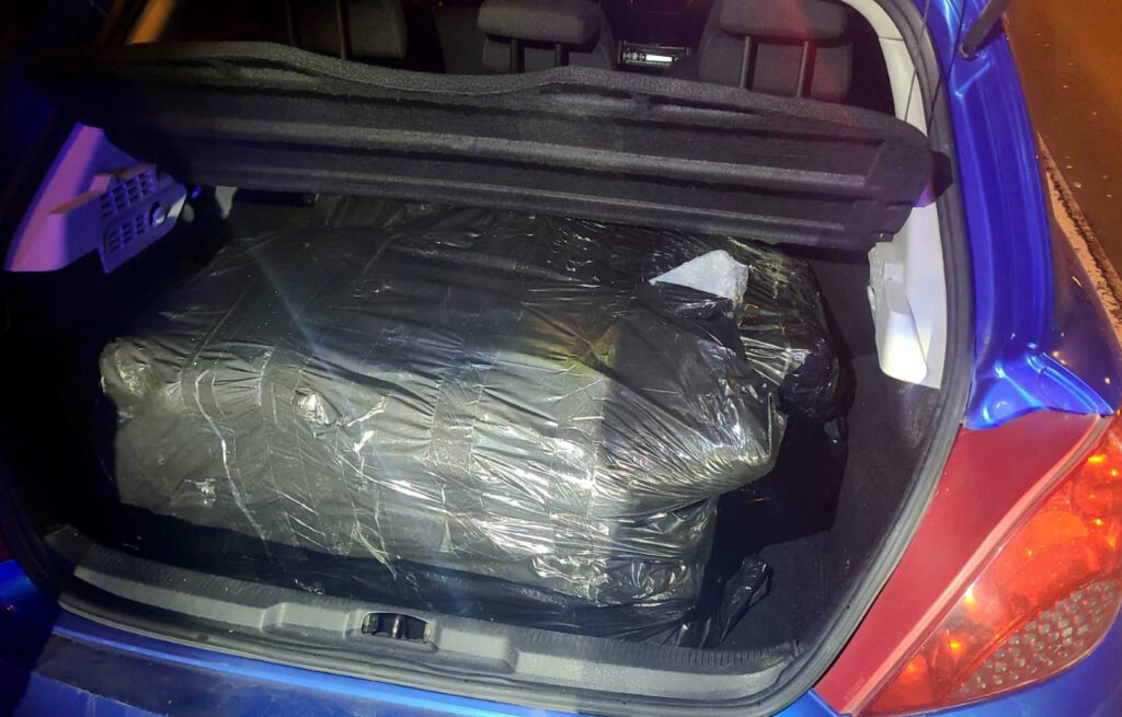 HAPŠENJE U ZEMUNU: Policija pronašla 30 kilograma marihuane u gepeku „pežoa“