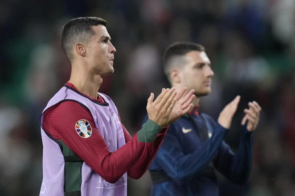 Stojković ljubio loptu pred Ronaldom, Kristijano nije krio bes: Usledio im je i susret u tunelu, Portugalac ispao šmeker! (VIDEO)