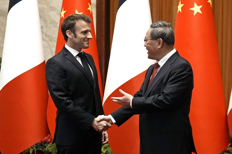 SUSRET U PEKINGU: Makron sa kineskim premijerom Li Ćijangom