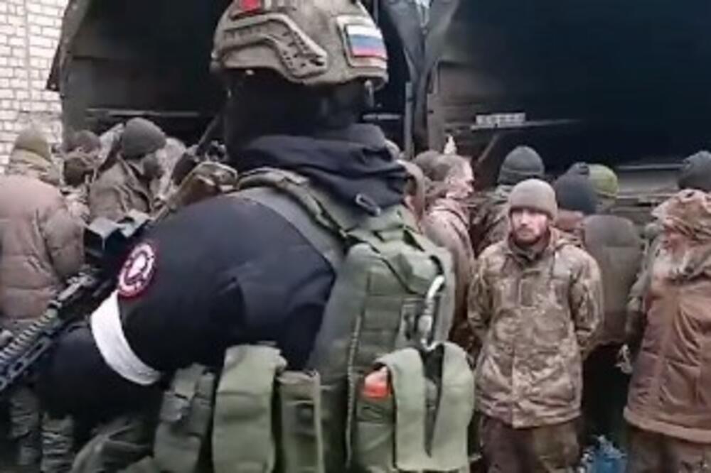 EVO KAKO JE IZGLEDALA VELIKA USKRŠNJA RAZMENA: Rusi i Ukrajinci povodom praznika oslobodili ratne zarobljenike (VIDEO)