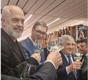„HVALA NA DIVNOM DOČEKU!“ Predsednik Vučić obišao Sajam vina u Veroni (VIDEO)