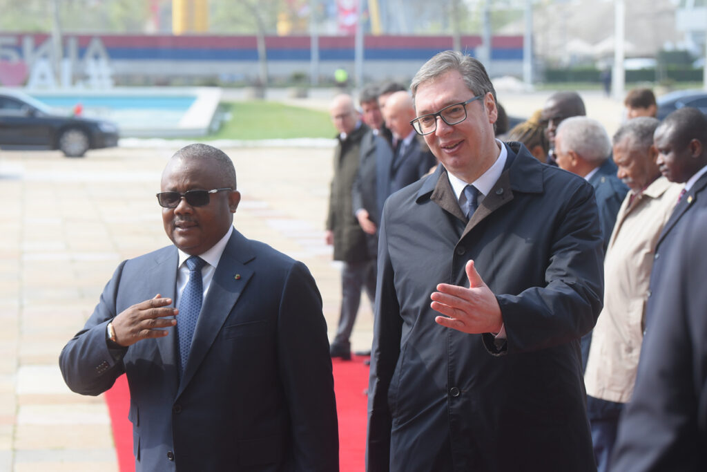 Aleksandar Vučić dočekao predsednika Gvineje Bisao ispred Palate „Srbija“ (FOTO)