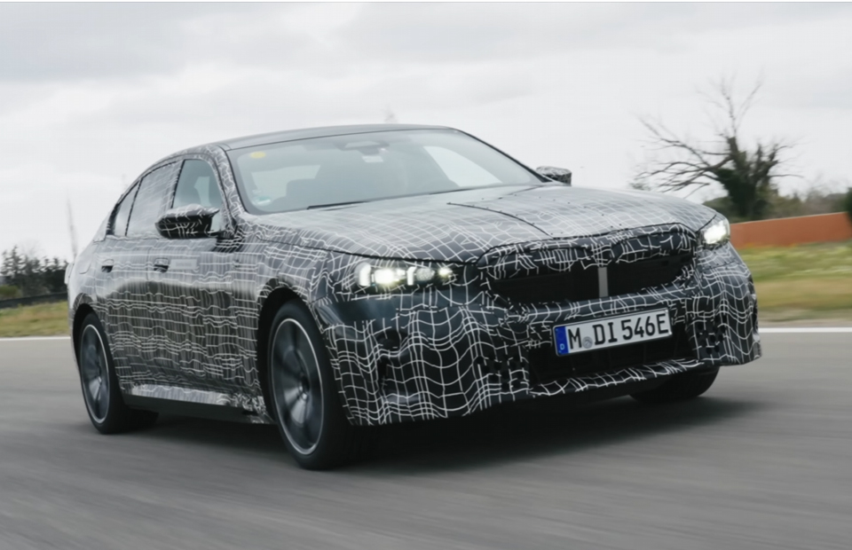 BMW nove generacije FASCINANTAN: „Jedan pogled u RETROVIZOR menja traku“