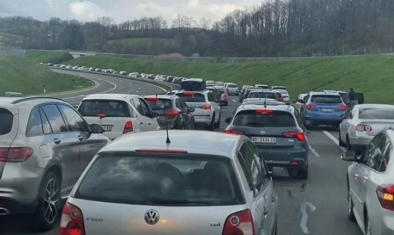 BUDITE STRPLJIVI I OPREZNI, KILOMETARSKE KOLONE: Haos na putevima širom Srbije i na graničnim prelazima, evo gde su najveće GUŽVE! (FOTO)
