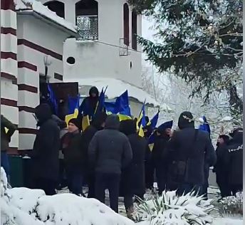 PROGON SE NASTAVLJA: Raskolnici zauzeli još tri hrama kanonske crkve u Ukrajini (VIDEO)
