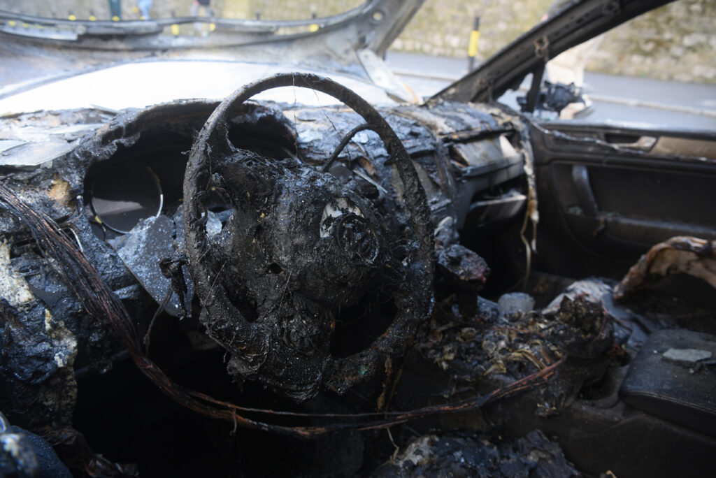 JEZIV PRIZOR: Izgorela dva automobila kod Milića