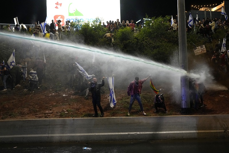 VELIKI PROTESTI U IZRAELU: Policija vodenim topovima na demonstrante