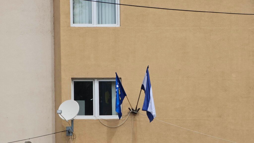 OKUPACIJA JE POČELA: Kosovska zastava osvanula nad Leposavićem