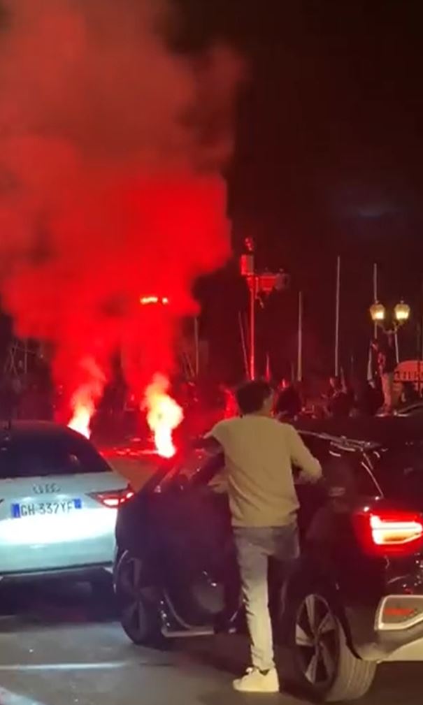 RAT NAVIJAČA: Pogledajte kako su FANOVI Napolija cele noći MALTRETIRALI igrače Milana! (VIDEO)