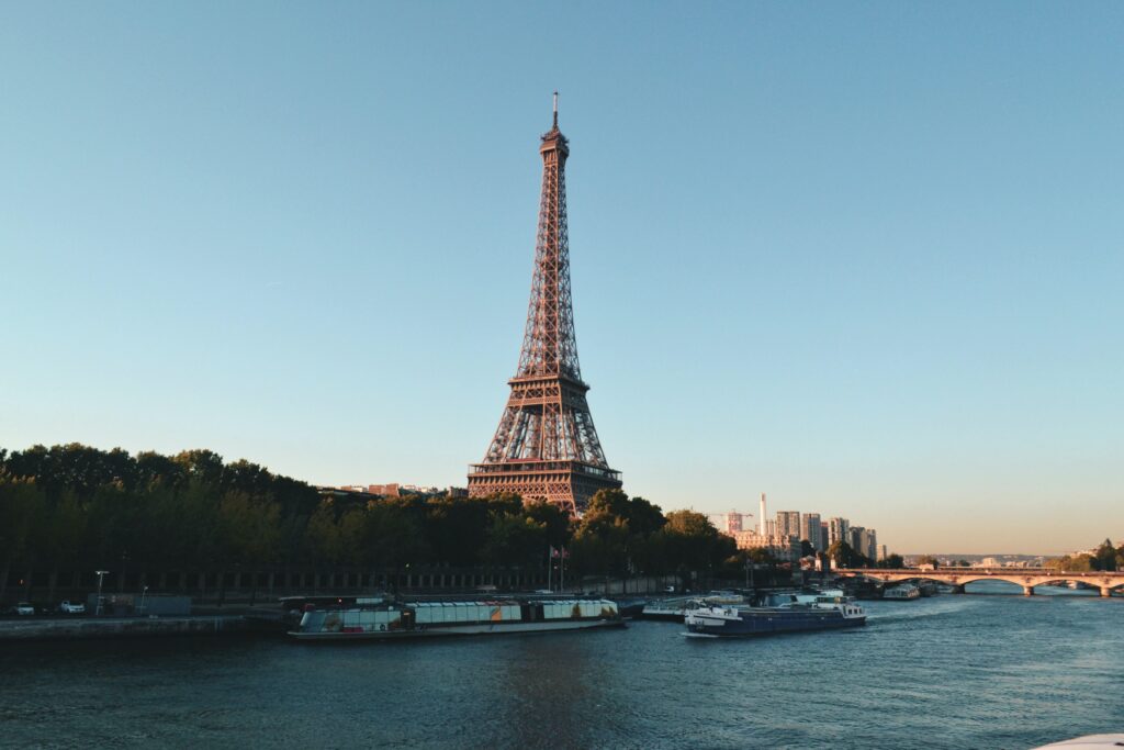 STRAVIČNE SCENE U PARIZU: Troje povređenih u napadu nožem