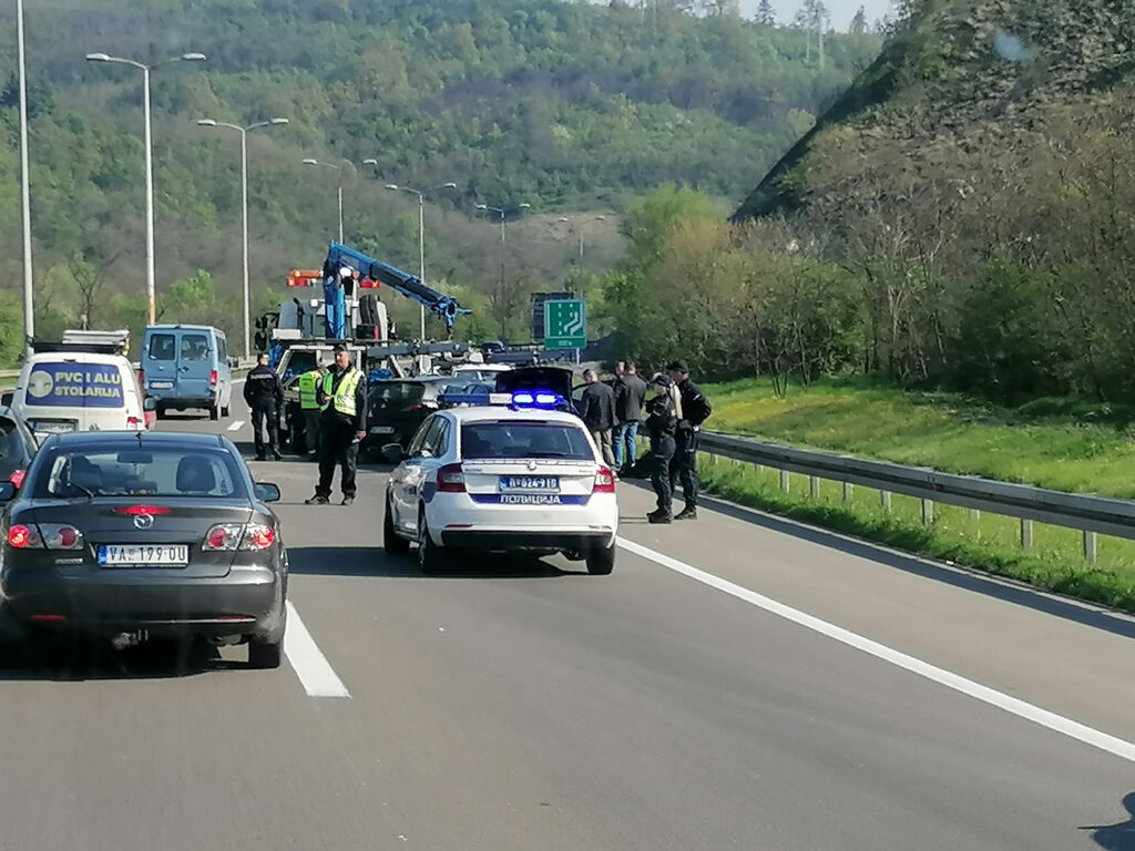 TEŠKA SAOBRAĆAJNA NESREĆA NA OBRENOVAČKOM PUTU: Povređeno dvoje dece