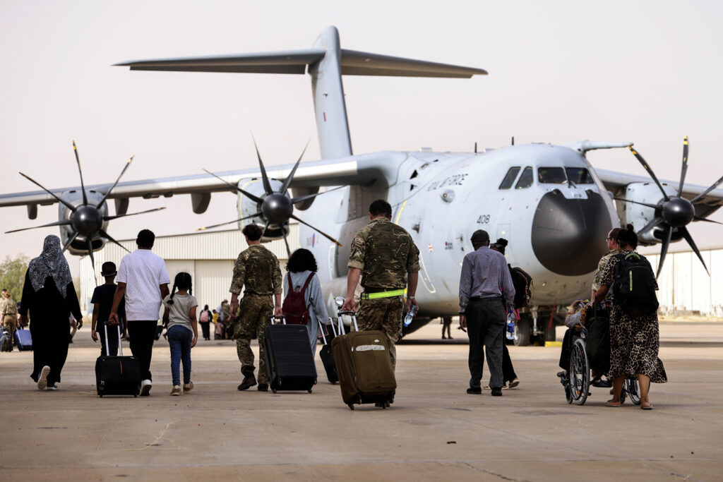 DRAMATIČNE SCENE U SUDANU NE JENJAVAJU: Paravojne jedinice pucale u avion za evakuaciju pun ljudi, ranjen član posade