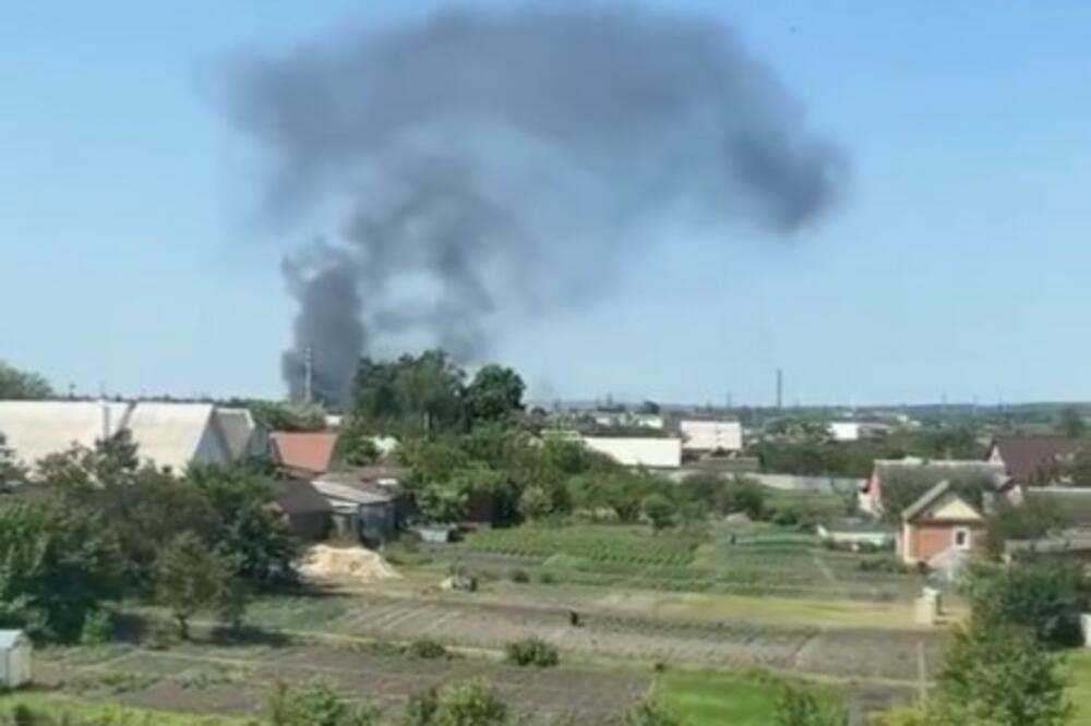 UKRAJINCI GRANATIRALI REGION BELGORADA: Ogroman stub crnog dima izlazi iz hemijske fabrike, ima povređenih… (VIDEO)