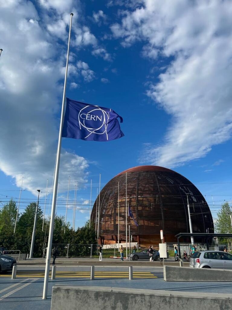 ZASTAVA CERN U ŽENEVI NA POLA KOPLJA: Evropska organizacija za nuklearana istraživanja odaje počast žrtvama u Srbiji!