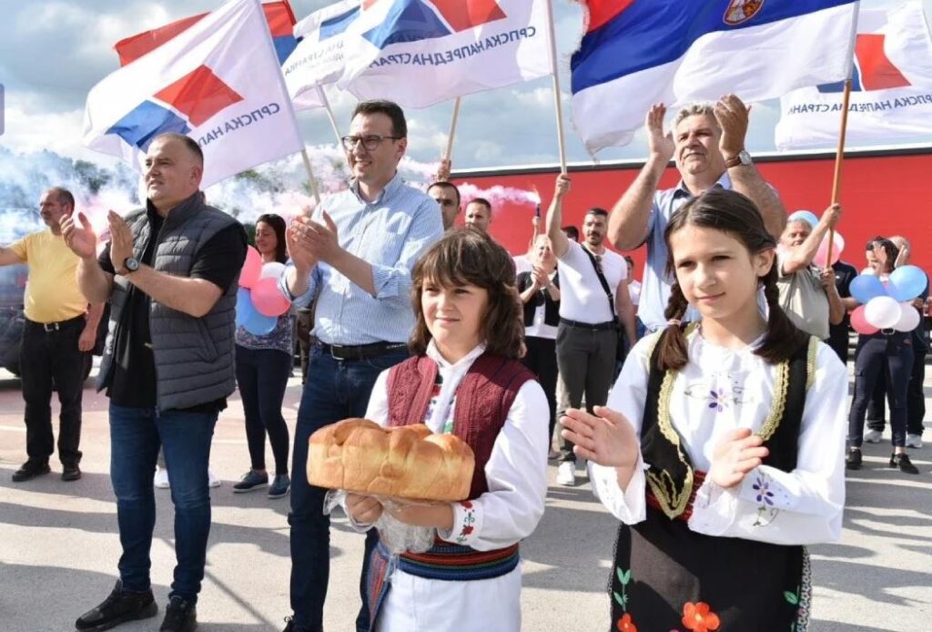 SRBI SA KOSOVA I METOHIJE DOČEKANI U LJIGU: Hrabro nastavljaju put da podrže Srbiju i Vučića (FOTO)