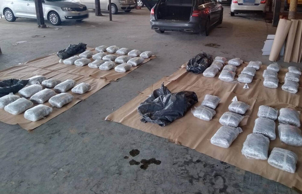 Šest osoba uhapšeno je u Beogradu zbog sumnje da su švercovali kokain iz Južne Amerike.