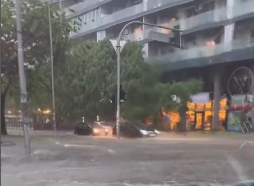 POTOPLJEN NOVI SAD! Vatrogasci evakuišu ljude sa krovova automobila! (VIDEO)