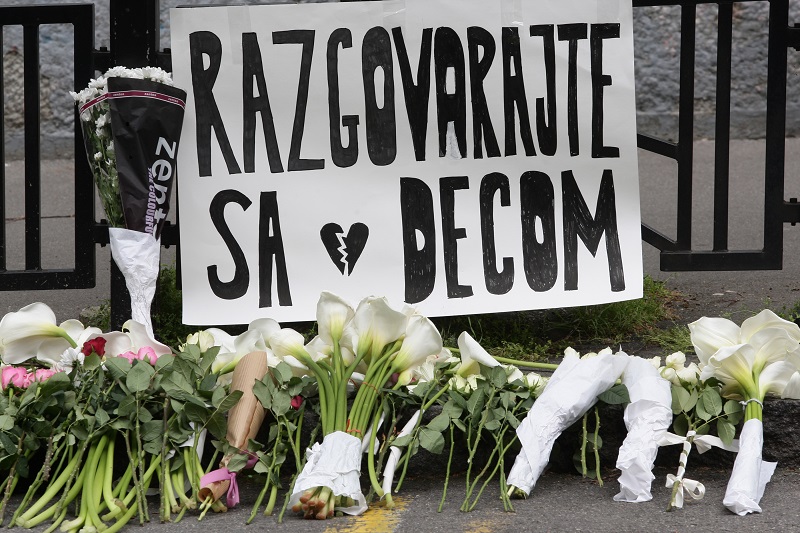 „VIŠE IH NIKADA NEĆEMO VIDETI“: Bele ruže i suze neutešnih drugara ispred škole na Vračaru (FOTO)