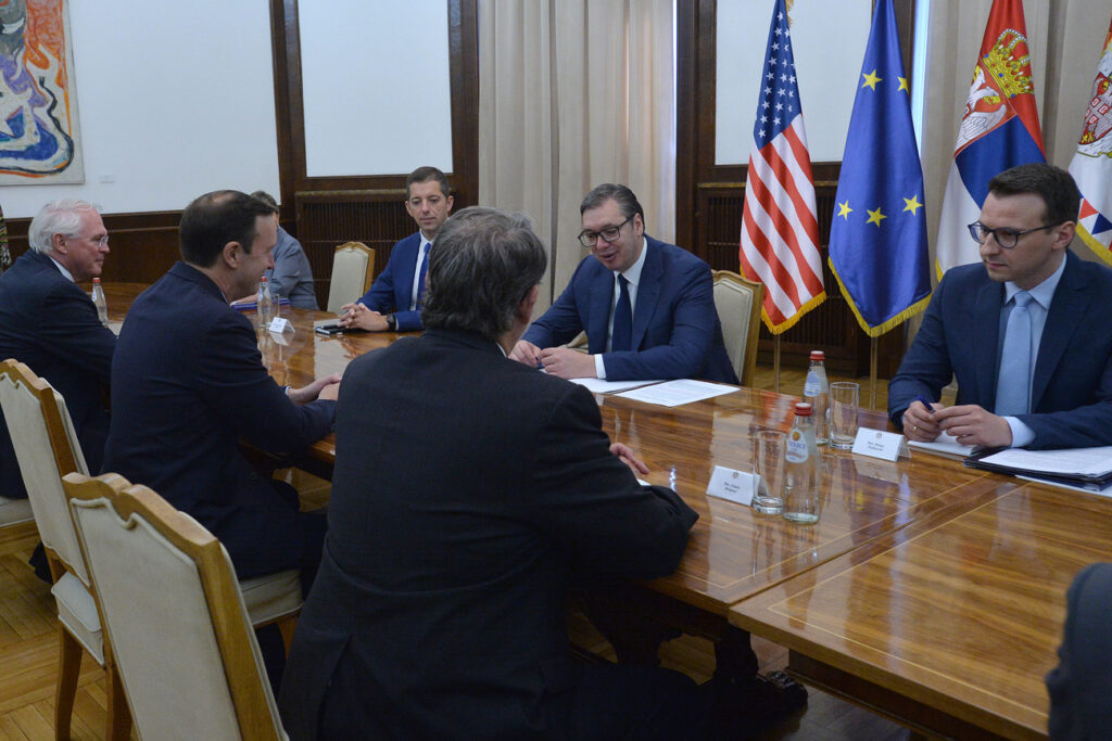 KRUCIJALNI RAZGOVORI: Predsednik Vučić se zahvalio senatorima Marfiju i Pitersu na podršci dijalogu sa Prištinom