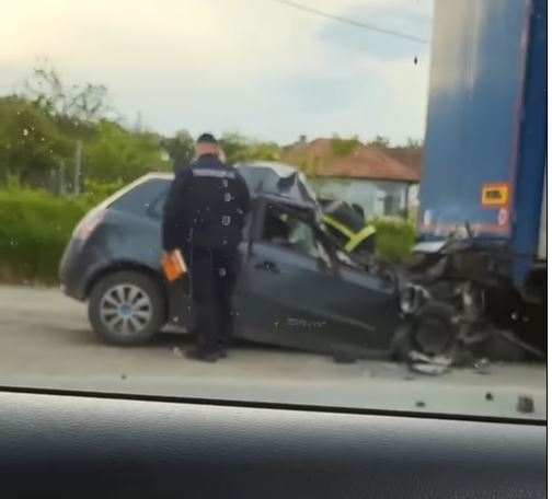TEŠKA NESREĆA NA IBARSKOJ MAGISTRALI: Automobil podleteo pod kamion, vozač poginuo (VIDEO)