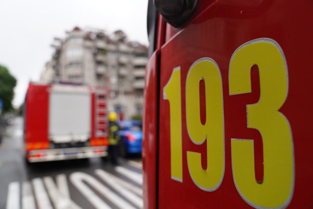 HAOS U CENTRU ŽARKOVA: Zapalio se automobil, vatrogaci u akciji
