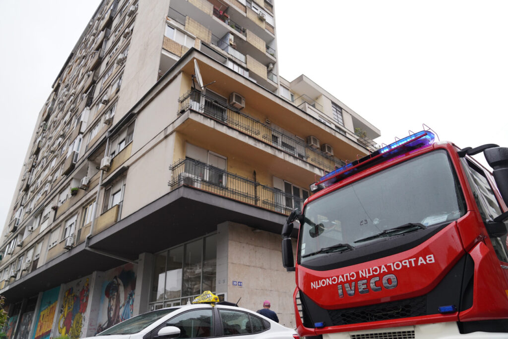 Meštani  Sremske Mitrovice usred noći uočili jeziv prizor: „Vatra je buknula, videlo se na krovu“
