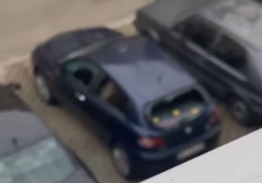 DEMOLIRALI AUTOMOBIL USRED DANA! Nečuveni vandalizam u Zemun Polju (VIDEO)