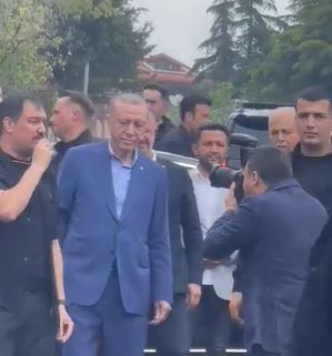 EKSKLUZIVNO ZA HAPPY TV: Predsednik Erdogan nakon glasanja MAHNUO kameri NAŠE TELEVIZIJE! (VIDEO)