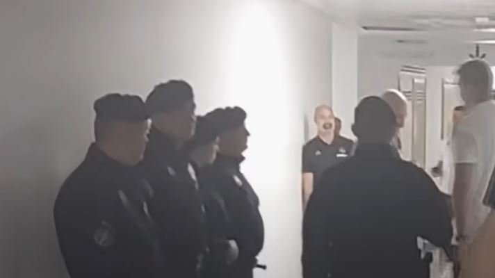 ZAŠTIĆENI KO BELI MEDVEDI! NAORUŽANI POLICAJCI ČUVAJU KOŠARKAŠE REALA I U HODNICIMA ARENE: Šokantni detalji sa treninga Madriđana (VIDEO)