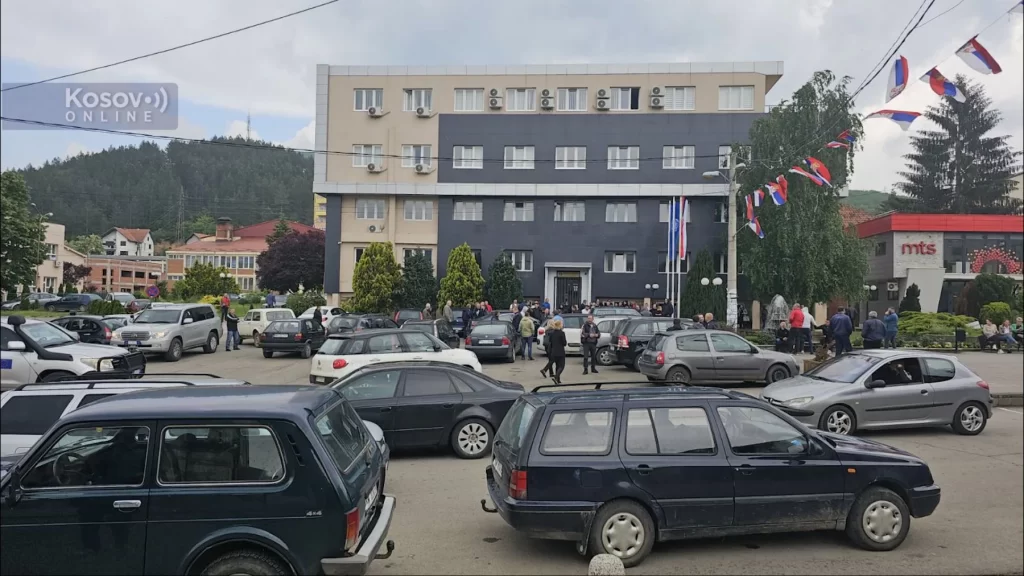 DOSTA IM TERORA: Građani Leposavića izviždali zamenika Kurtijevog ministra za zajednice i povratak (VIDEO)