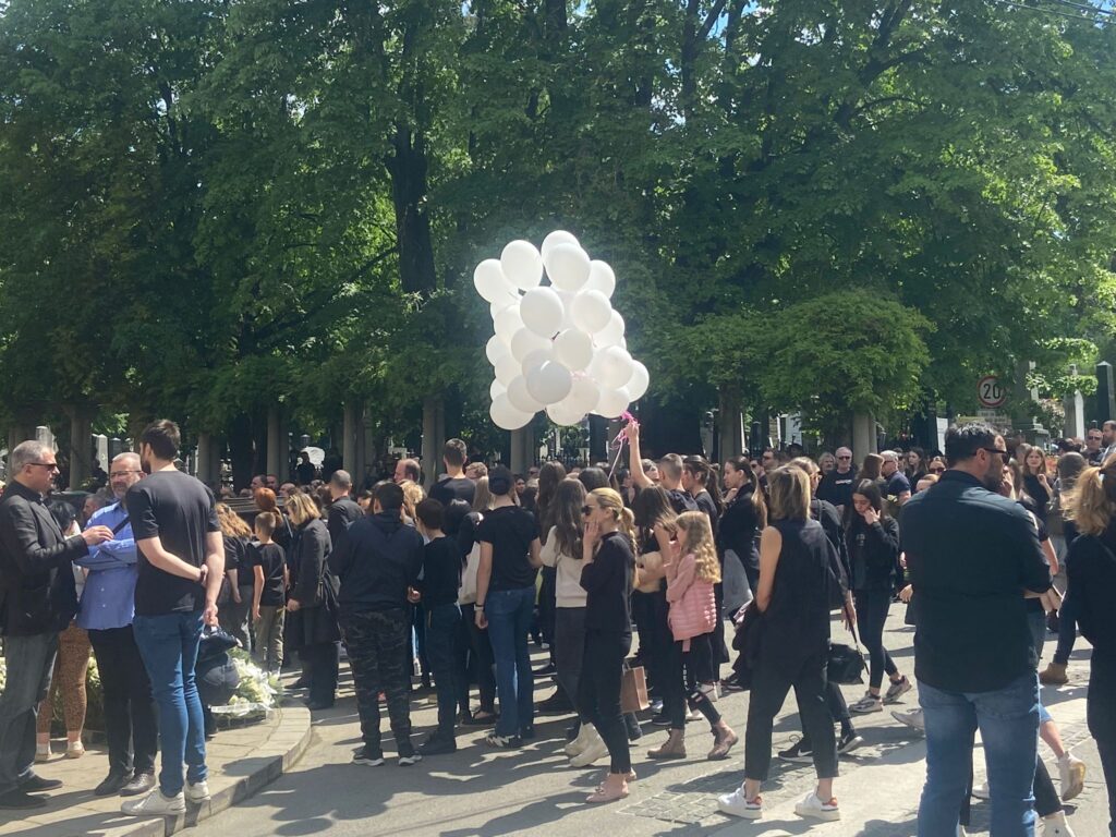 „TREBA PLAKATI NAD DECOM KOJA NISU NI OSETILA ŽIVOT, A OD NJEGA IZLAZE“: Potresni prizori na sahranama u Beogradu