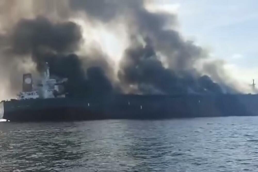 POTRAGA ZA TRI NESTALA ČLANA POSADE: Iz zapaljenog naftnog tankera kod malezijske obale do sada su spasene 25 osobe