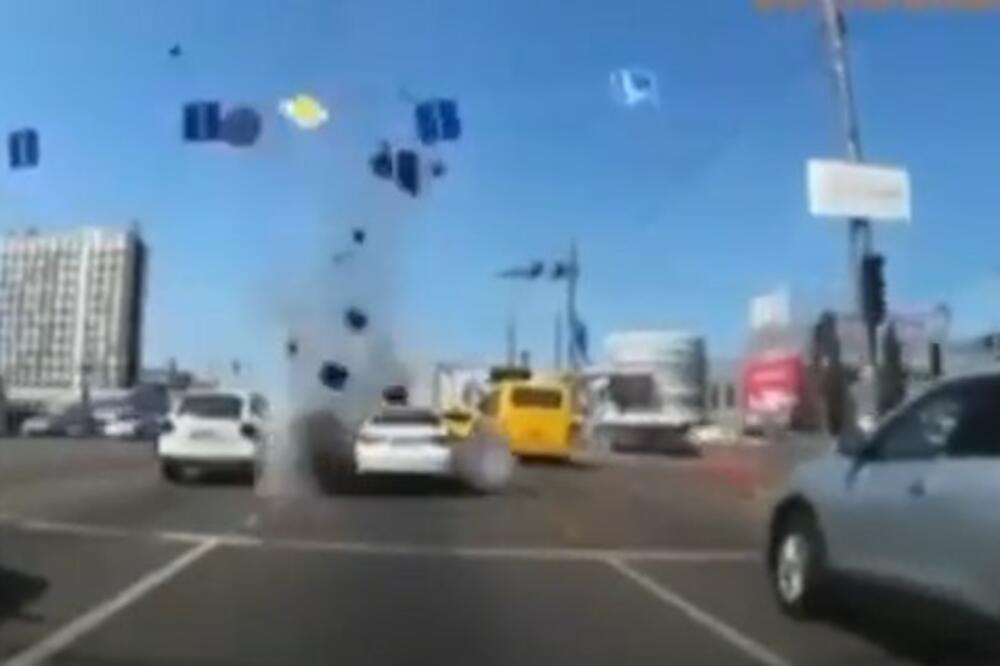 DEO RUSKE RAKETE PADA PRAVO NA AUTOPUT U KIJEVU: Vozače su od smrti delile sekunde, ali imali su imali sreće (VIDEO)