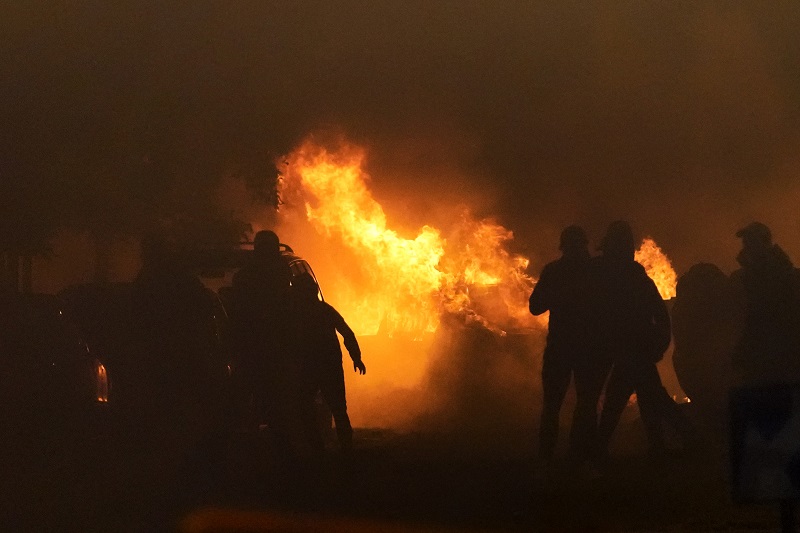 PARIZ SE DIGAO: Grad u plamenu nakon ubistva 17-godišnjaka, MAKRON osudio proteste