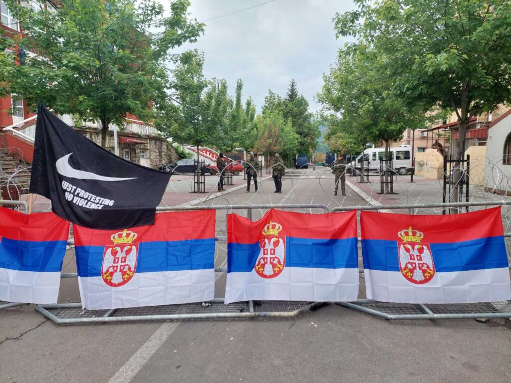 SITUACIJA U ZVEČANU MIRNA: Srbi i dalje protestuju
