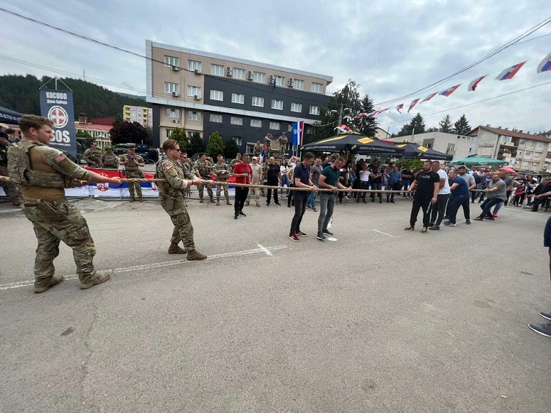 Srbi i pripadnici Kfora u Leposaviću odmerili snage u nadvlačenju konopca (FOTO/VIDEO)