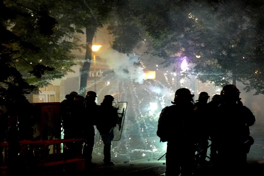 HAOS U FRANCUSKOJ: Stotine uhapšenih, policijski čas, minobacačka vatra na policiju